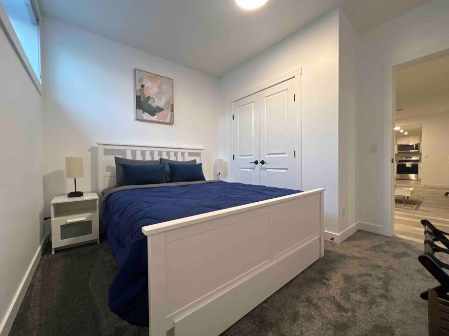 Newly Built 2 Bedroom Suite With Free Parking - Close To Banff National Park, Calgary YYC Exterior foto