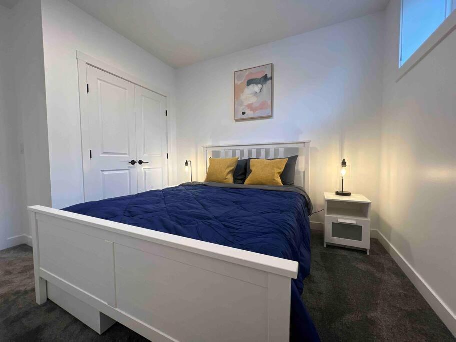 Newly Built 2 Bedroom Suite With Free Parking - Close To Banff National Park, Calgary YYC Exterior foto