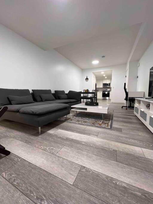 Newly Built 2 Bedroom Suite With Free Parking - Close To Banff National Park, Calgary YYC Exterior foto